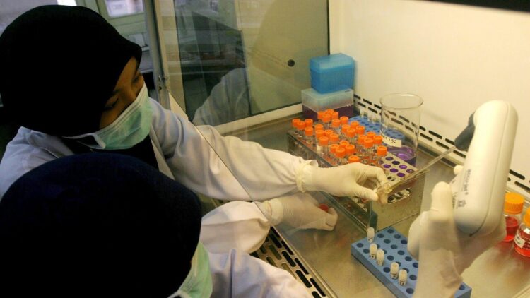 Anthropic blocca l’uso dell’IA per ricerche su armi biologiche