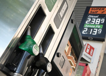 Carburanti, la mossa di Eni spiazza la distribuzione. ‘Il sistema rischia di saltare’