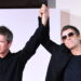 Noel e Liam Gallagher entusiasmano i fan sul tappeto rosso a Venezia