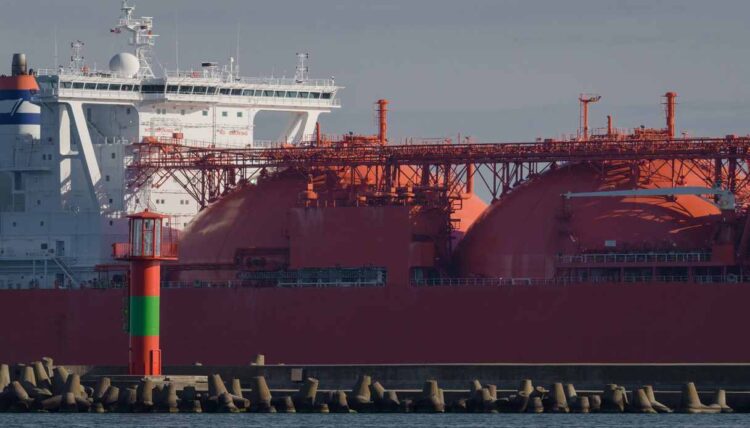 Gas, l’Asia taglia gli acquisti: più Gnl per l’Europa, cosa cambia per le bollette