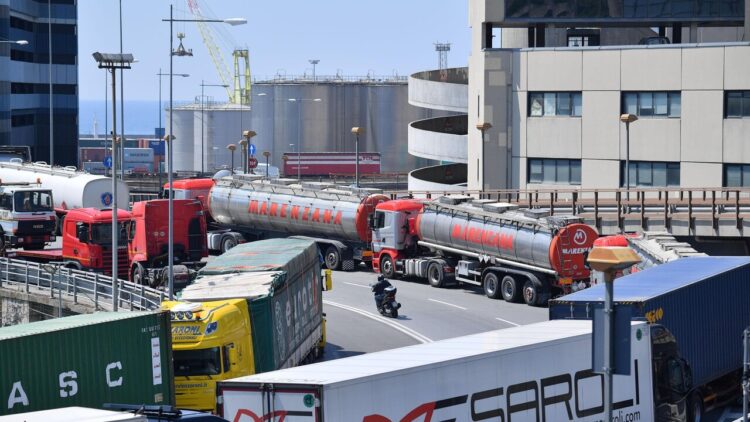 Sale l’allarme carburanti, il governo convoca l’autotrasporto
