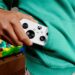Un pad più piccolo di uno smartphone: Xbox presenta Nano Controller